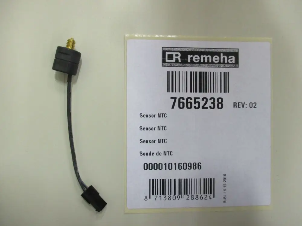 NTC-Fühler von Remeha mit schwarzem Gehäuse, einem Anschlusskabel und einer Schraubverbindung. Artikelnummer: 7665238. Verpackungslabel neben dem Sensor.